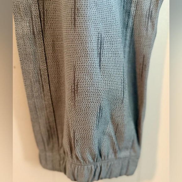 ATHLETA NWT Gray Farallon Printer Joggers, Size 22 - Picture 6 of 8